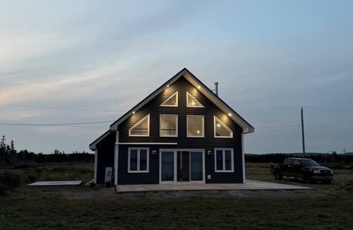 Colchester County House | Blue Beach House by the Bay. Waterfront with pool table and fast wifi.