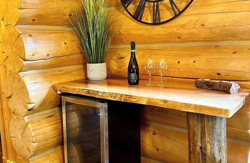 Fiddler Lake Resort Ski Chalet | Blue Bear Spa ,private pool & lake access
