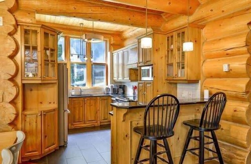Fiddler Lake Resort Ski Chalet | Blue Bear Spa ,private pool & lake access