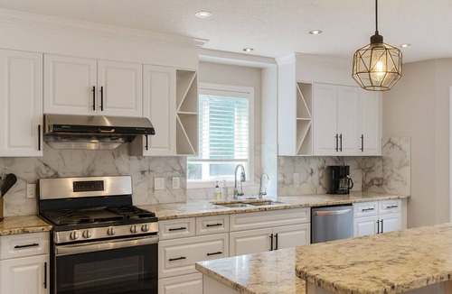 Signal Hill House | Blue-bell Cottage w/Garage, Fireplace & Backyard