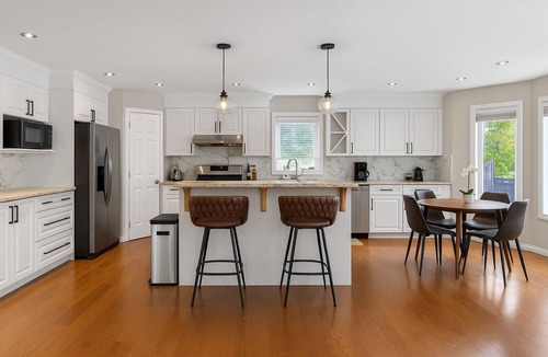 Signal Hill House | Blue-bell Cottage w/Garage, Fireplace & Backyard