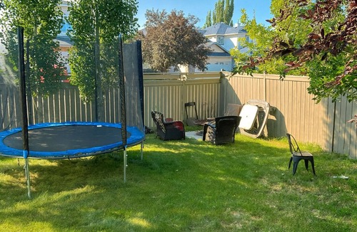 Signal Hill House | Blue-bell Cottage w/Garage, Fireplace & Backyard