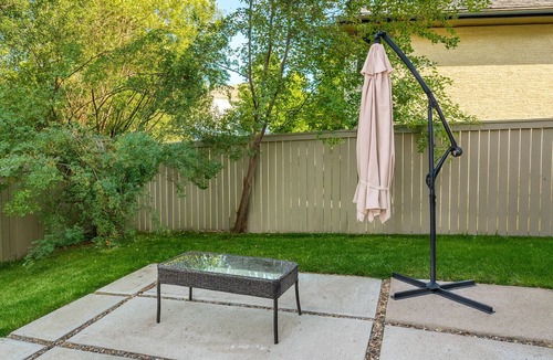 Signal Hill House | Blue-bell Cottage w/Garage, Fireplace & Backyard