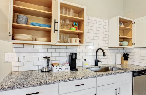 Dunean House | Blue Birch Cottage | 4 min. to Downtown | Fully Stocked Kitchen | Dedicated Workspace