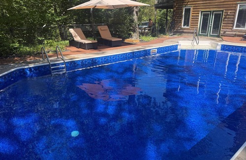 East Chatham House | Blue Bird Chalet – 5BR Retreat w/Sauna, Pool + Loft, Near Jiminy Peak