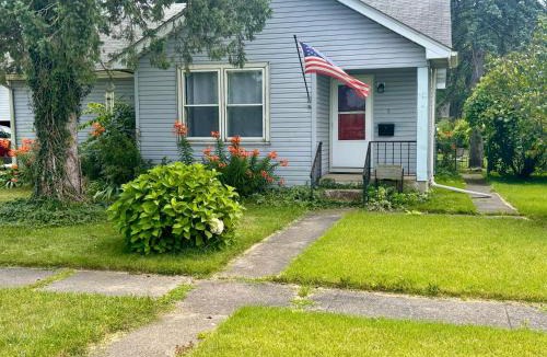 Wheeler House | Blue Birdhouse - Indiana Dunes - Pet Friendly