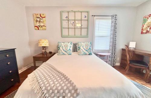 Wheeler House | Blue Birdhouse - Indiana Dunes - Pet Friendly