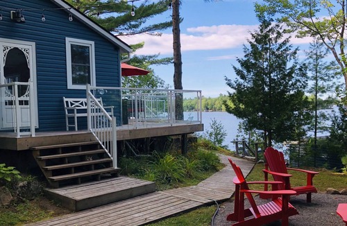 Gravenhurst Cottage | Blue Bliss Cottage with Separate Boat House Accommodations on Lake Muskoka 4b/2b