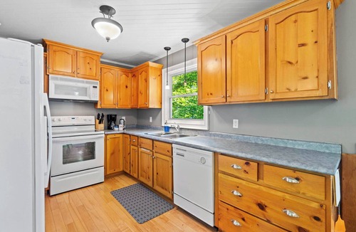 Bluewater Cottage | Blue Bluff Beauty - King Bed, Private Lake Access