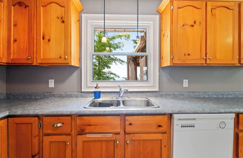 Bluewater Cottage | Blue Bluff Beauty - King Bed, Private Lake Access
