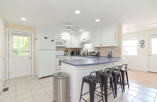 Middleton House | Blue Breeze - Private lakefront w/Hot Tub