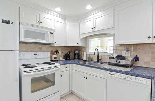 Middleton House | Blue Breeze - Private lakefront w/Hot Tub