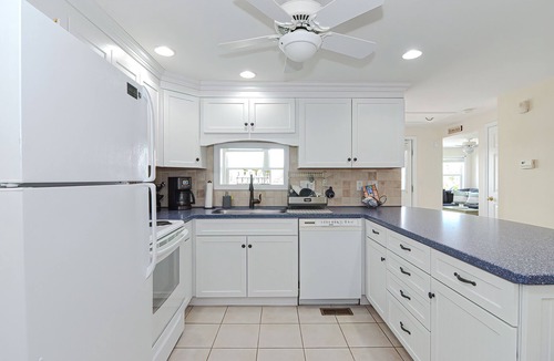 Middleton House | Blue Breeze - Private lakefront w/Hot Tub