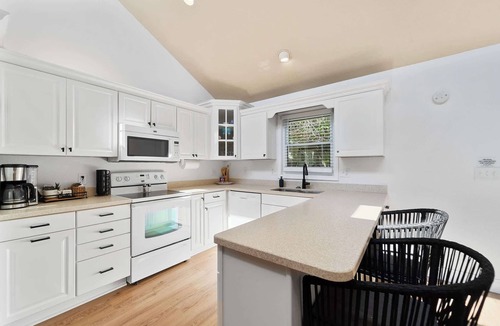 Linn Creek House | Blue Bungalow|3bed|2bth|Lake Views|Dock