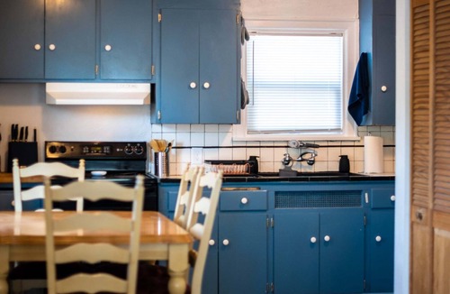 Market District House | Blue Bungalow - Close To Downtown & Autzen 2 Bedroom Home