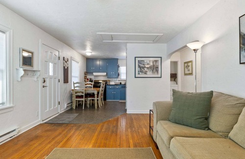 Market District House | Blue Bungalow - Close To Downtown & Autzen 2 Bedroom Home
