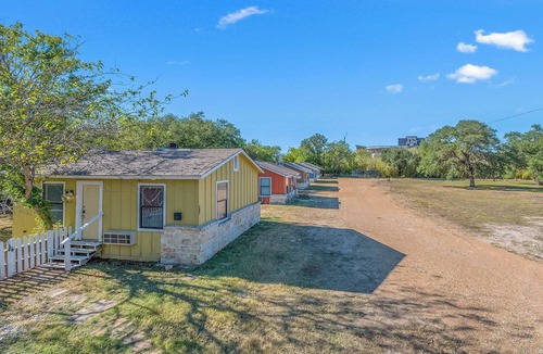 West Park House | Blue Bungalow ~ less than a mile from TAMU
