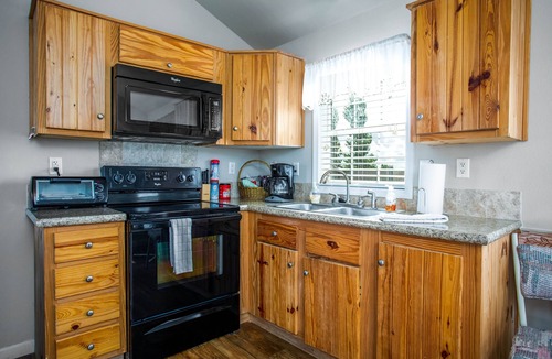 Hye House | Blue Cottage | Close to Wineries | Peaceful