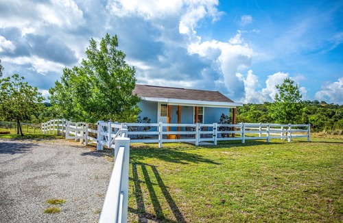 Hye House | Blue Cottage | Close to Wineries | Peaceful
