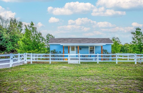 Hye House | Blue Cottage | Close to Wineries | Peaceful