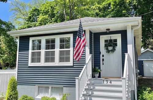 Williams Bay House | Blue Cottage in the Bay - walk to beach and shops
