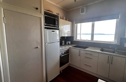 Ngongotaha Cottage | Blue Cottage on the Lake