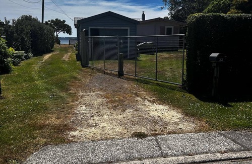 Ngongotaha Cottage | Blue Cottage on the Lake