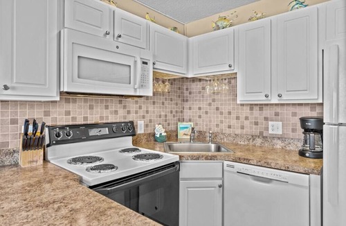 Wilmington Beach Apartment | Blue Crab Hideaway, Oceanfront with pool