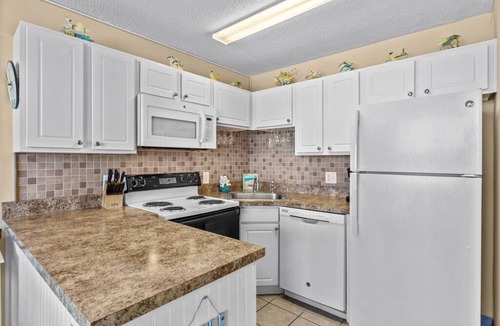 Wilmington Beach Apartment | Blue Crab Hideaway, Oceanfront with pool