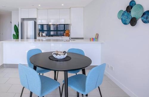 Fortitude Valley Apartment | Blue Crush - Resort-style Chic near CBD