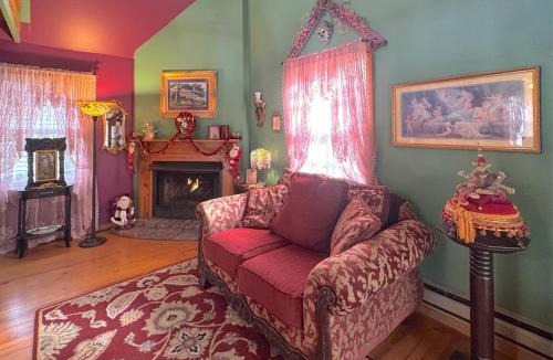 Eureka Springs Historic District House | Blue Crystal Hideaway BnB