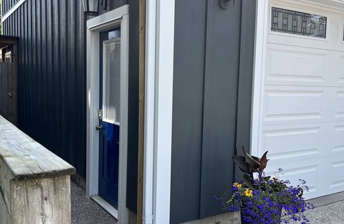 Thorold Apartment | Blue Door upper apartment with King Bed
