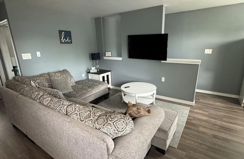 Thorold Apartment | Blue Door upper apartment with King Bed