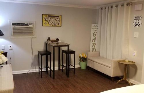 Tulsa Ski Chalet | BLUE FLAMINGO'S RT 66 GUEST HOUSE -TU-Cherry St-Expo-Downtown-11t