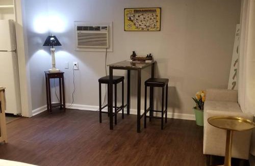 Tulsa Ski Chalet | BLUE FLAMINGO'S RT 66 GUEST HOUSE -TU-Cherry St-Expo-Downtown-11t