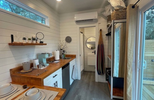 Sugarfoot Cabin | Blue Gator Container, 2 miles from UF!