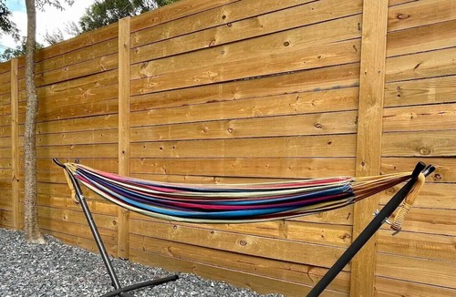 Sugarfoot Cabin | Blue Gator Container, 2 miles from UF!