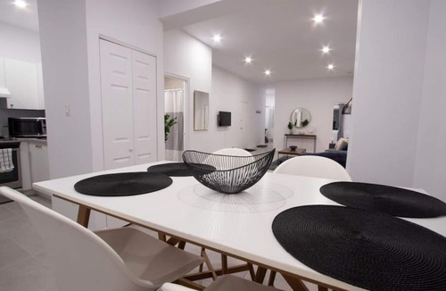 Milton Park Apartment | Blue&Gold/Plateau/St-Laurent/SelfCheck-In/AC/TV