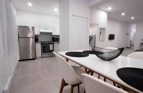 Milton Park Apartment | Blue&Gold/Plateau/St-Laurent/SelfCheck-In/AC/TV