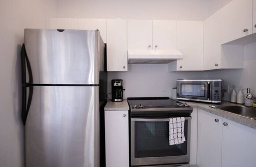 Milton Park Apartment | Blue&Gold/Plateau/St-Laurent/SelfCheck-In/AC/TV