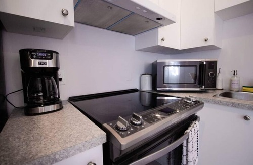 Milton Park Apartment | Blue&Gold/Plateau/St-Laurent/SelfCheck-In/AC/TV