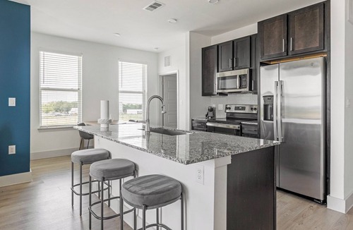 Austin Apartment | Blue Goose Apartments by Landing