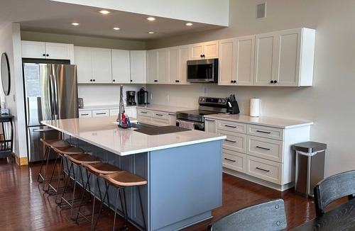 La Follette House | Blue Grotto✬6 BR-Lakefront✬WiFi✬Private Dock✬Hi-Dive✬HotTub✬Fire Pit✬Grill✬Views