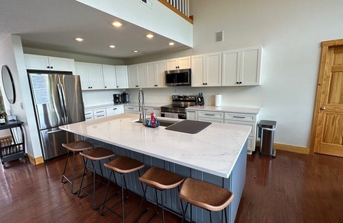 La Follette House | Blue Grotto✬6 BR-Lakefront✬WiFi✬Private Dock✬Hi-Dive✬HotTub✬Fire Pit✬Grill✬Views