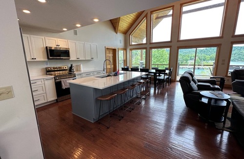 La Follette House | Blue Grotto✬6 BR-Lakefront✬WiFi✬Private Dock✬Hi-Dive✬HotTub✬Fire Pit✬Grill✬Views