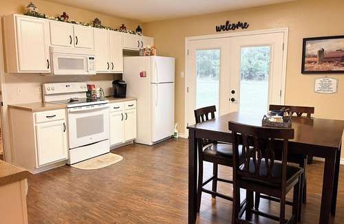 Salado House | Blue Haven at Salado Plaza. Family friendly townhome w/fenced back yard!