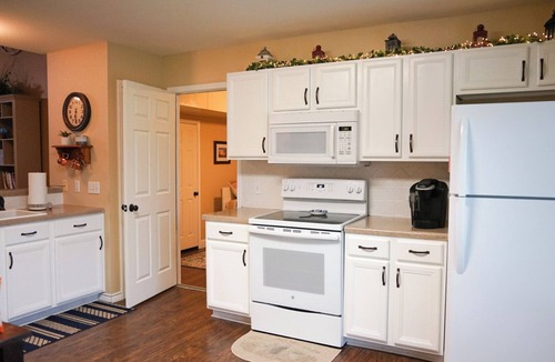Salado House | Blue Haven at Salado Plaza. Family friendly townhome w/fenced back yard!