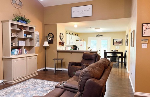 Salado House | Blue Haven at Salado Plaza. Family friendly townhome w/fenced back yard!