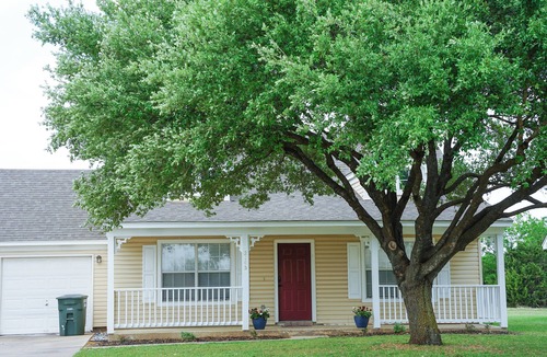 Salado House | Blue Haven at Salado Plaza. Family friendly townhome w/fenced back yard!