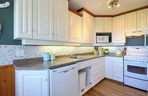 Dashwood Cottage | Blue Haven Lakehouse, Lakefront Hot Tub